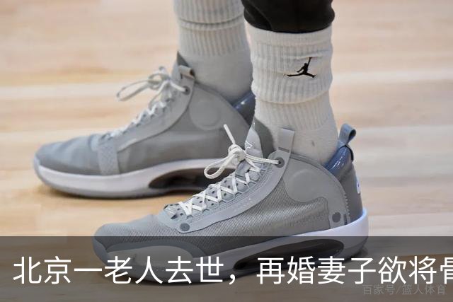北京一老人去世，再婚妻子欲将骨灰送东北安葬，老人儿子不同意，在殡仪馆与继母抢夺骨灰寄存证并报警；法院判决老人与亡妻合葬